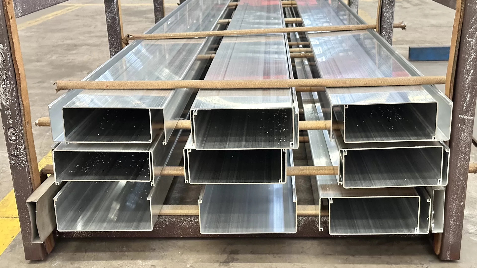 Acabado Natural vs. Aluminio Anodizado Transparente: ¿Cuál es mejor para tu proyecto?