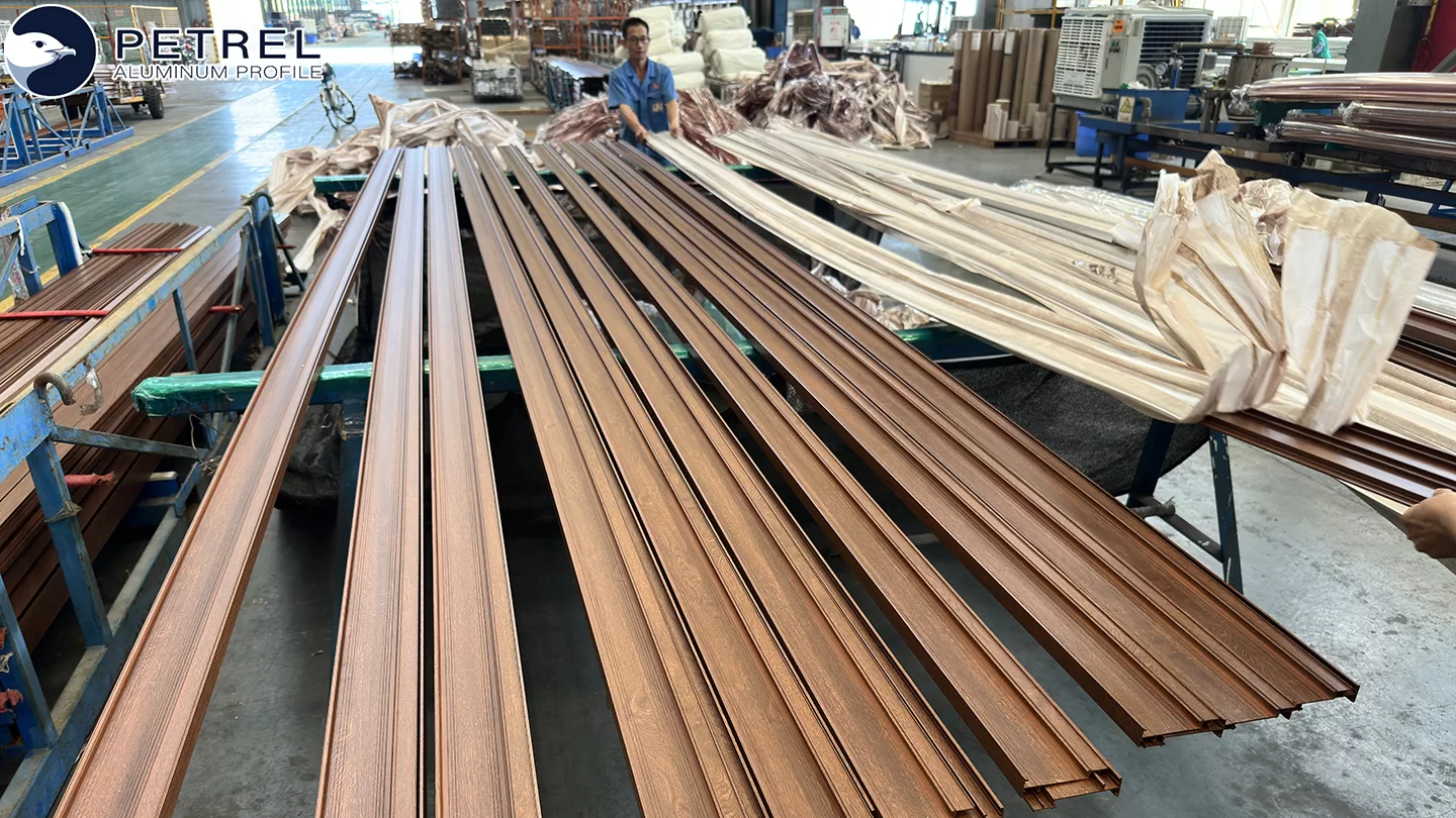 Perfiles de Aluminio con Efecto Madera: Combinando Belleza y Durabilidad en Materiales Modernos de Construcción