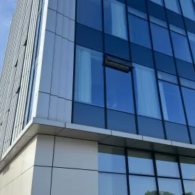 Aplicación del Sistema de Muro Cortina de Petrel Aluminio en Nuestro Nuevo Edificio de Oficinas
