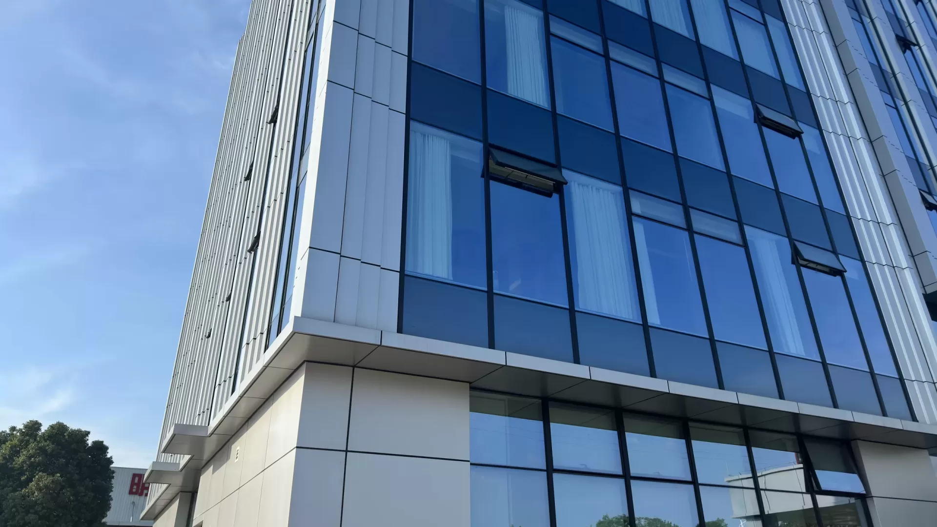Aplicación del Sistema de Muro Cortina de Petrel Aluminio en Nuestro Nuevo Edificio de Oficinas