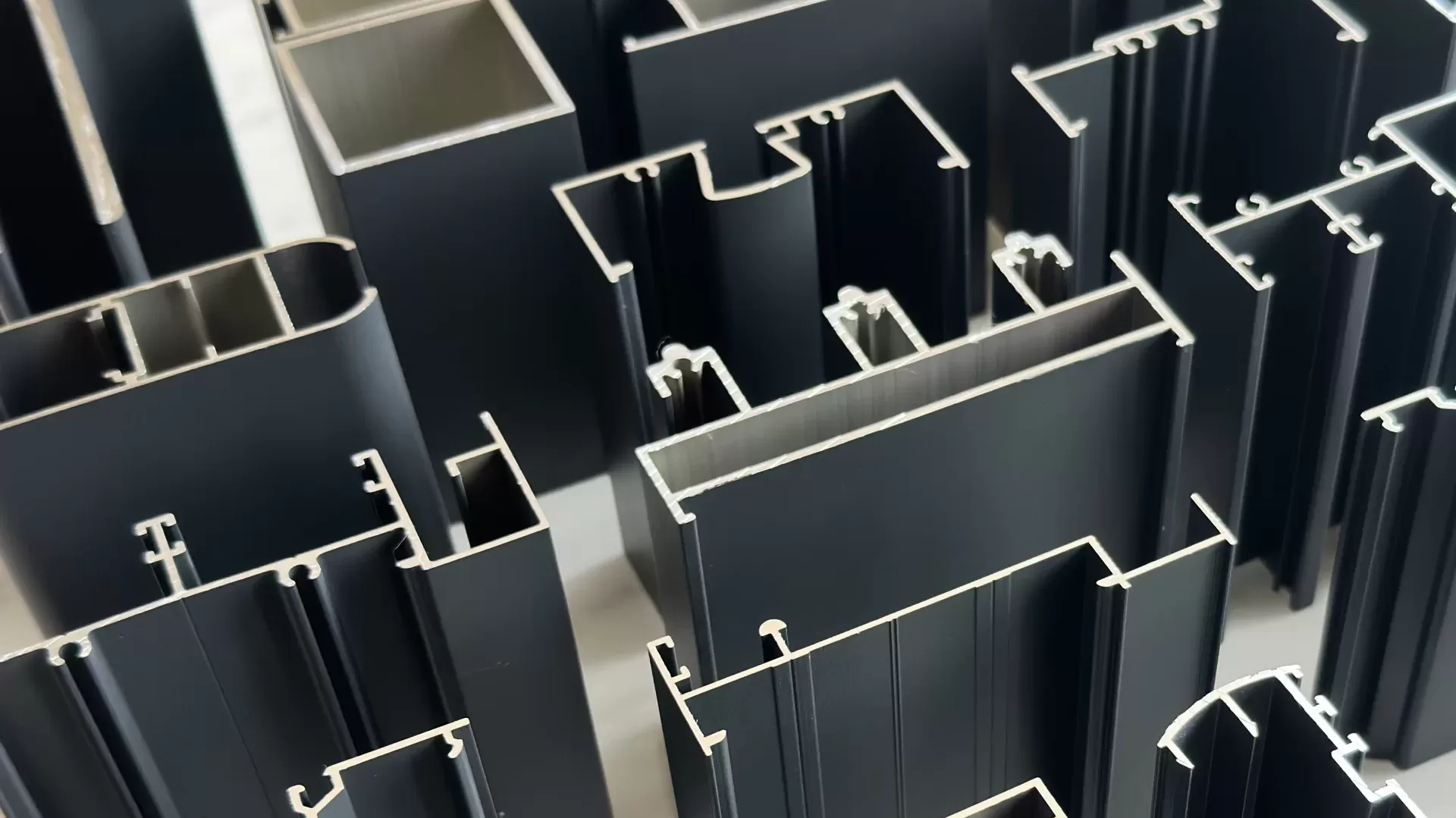 Soluciones Personalizadas en Perfiles de Aluminio para el Mercado de Puertas y Ventanas en Turquía