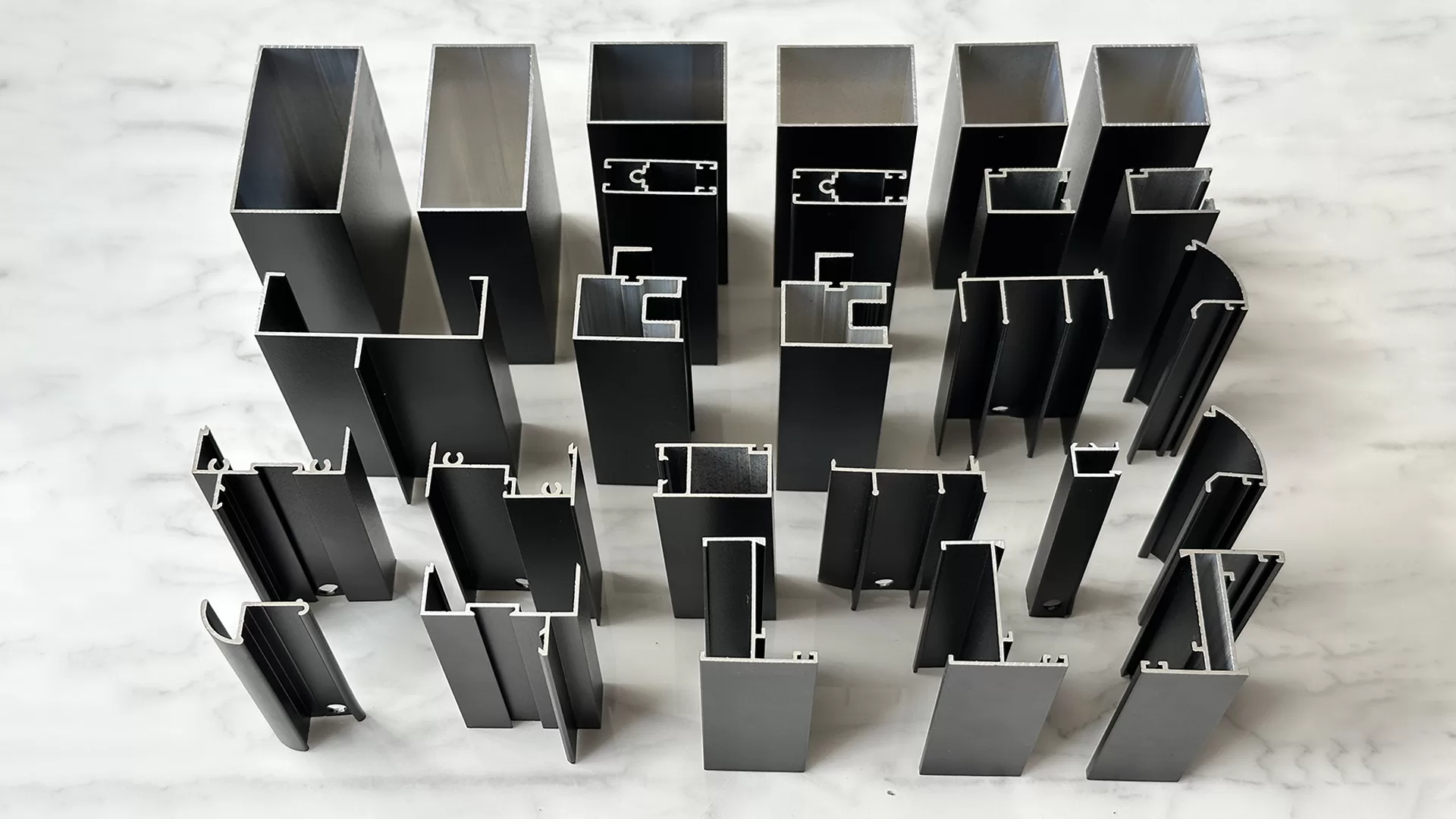 Nueva Serie de Perfiles de Aluminio para el Mercado Ecuatoriano de Puertas y Ventanas