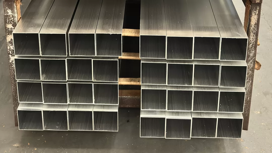 Tubo Cuadrado en Aluminio: El Cimiento de un Diseño Moderno y Resistente con PETREL